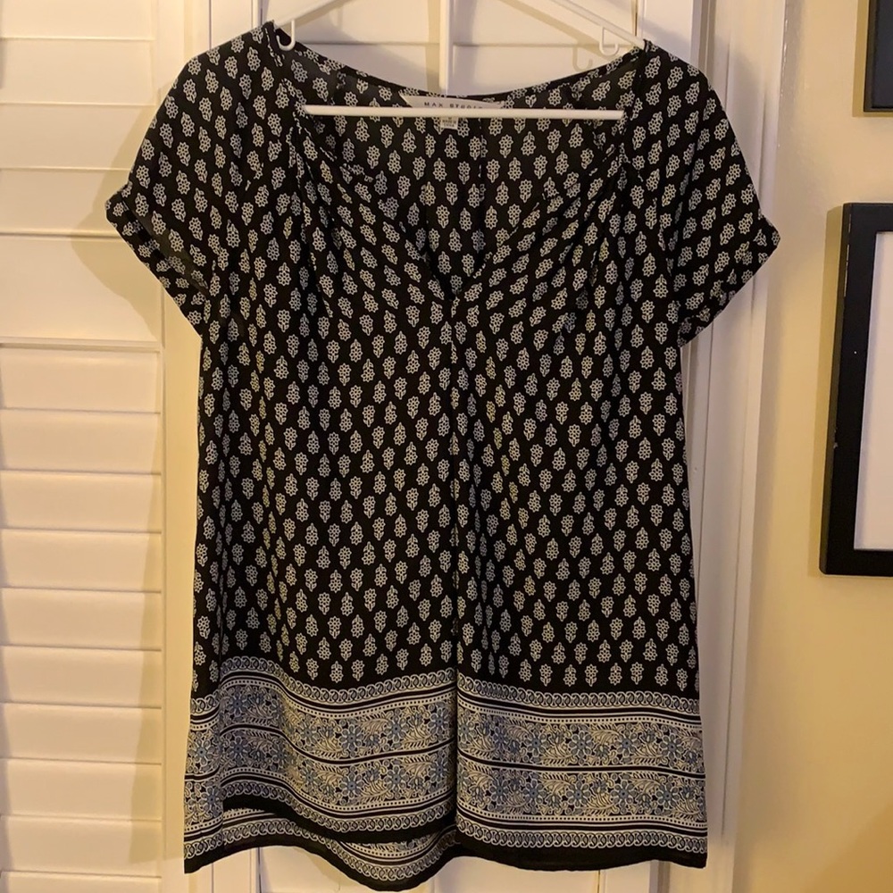 Max Studio short sleeve v-neck boho top.